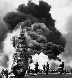 1280px-USS_Bunker_Hill_hit_by_two_Kamikazes