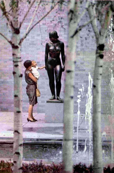 MOMA-statue