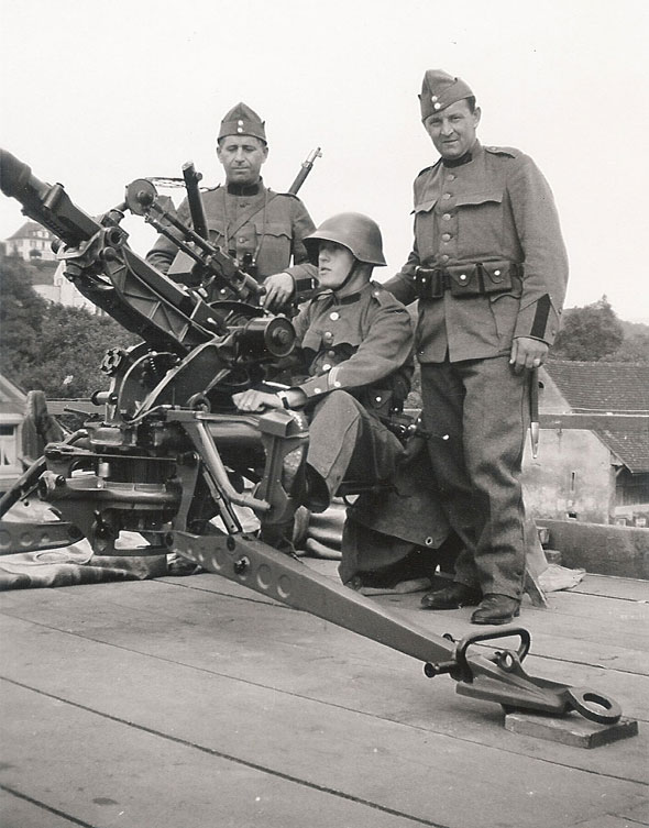 Swiss crew on an anti-aircraft gun
