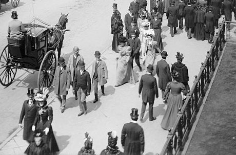 Not a hatless soul to be found in 1900's 5th Avenue. (Library of Congress)