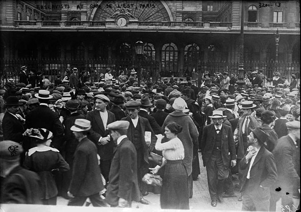 Reservists and crowd at the Gare de Paris-Est (train station), Paris during the beginning of World War I.