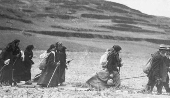 Jewish immigrants walk to Palestine. (Wikimedia Commons)
