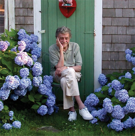 Kurt Vonnegut in front of his Massachussets home