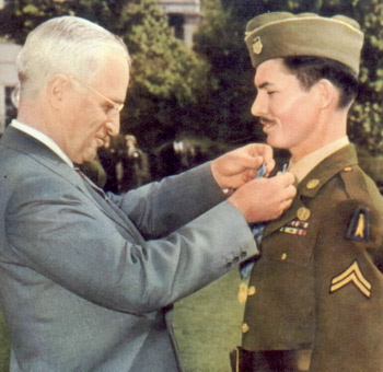 Desmond Doss receiving the Congressional Medal of Honor from President Harry S. Truman. 