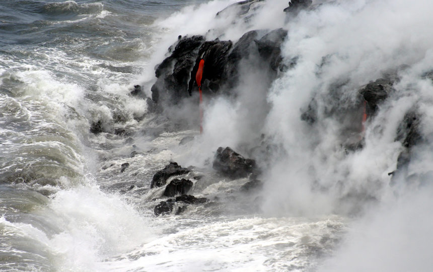 Lava from Pāhoehoe crashes into the Pacific waters