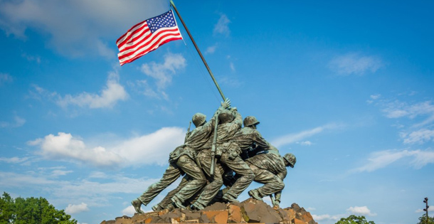 Iwo Jima memorial statue depiciting marines raising the U.S. flag