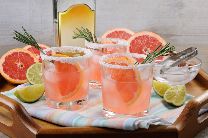 Glasses of Apolonia, with sliced grapefruit and limes.