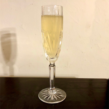 A glass of French 75