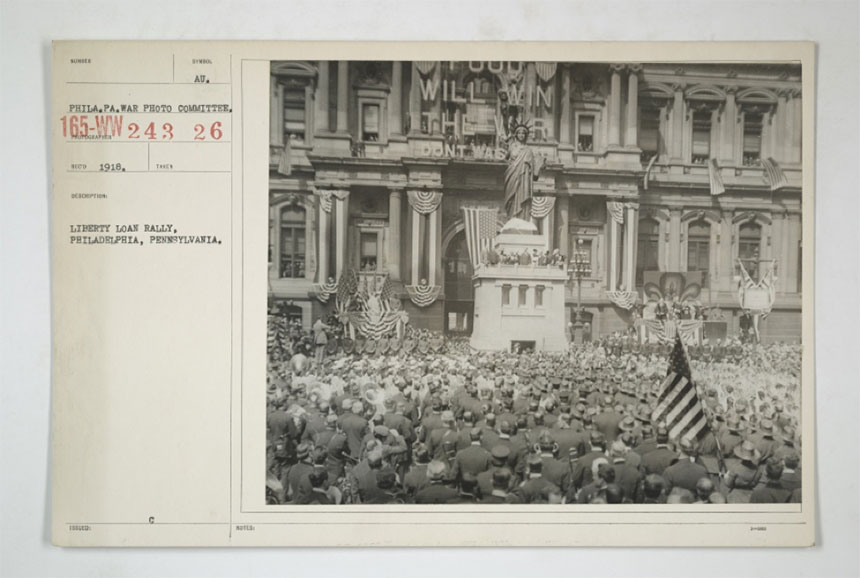 A large crowd of people gathering to rally for war bonds during the 1918 flu pandemic. 