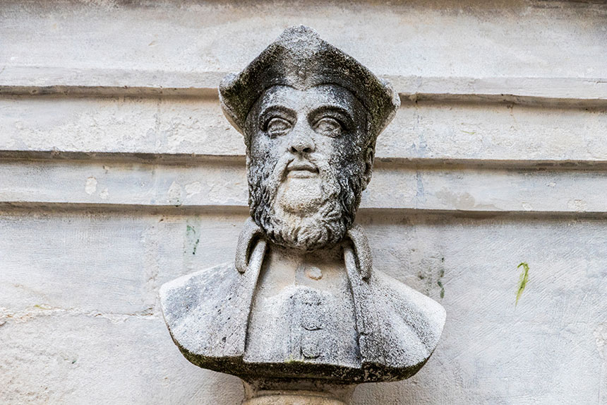 Fountain bust of Nastradamus