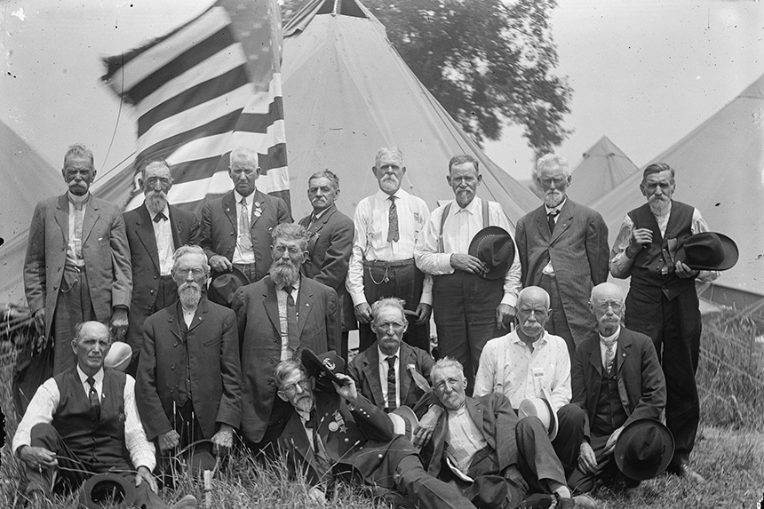 Group photo of a Civil War veteran reunion