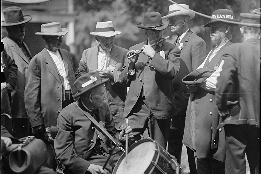 Former Union and Confederate soldiers chat at a reunion