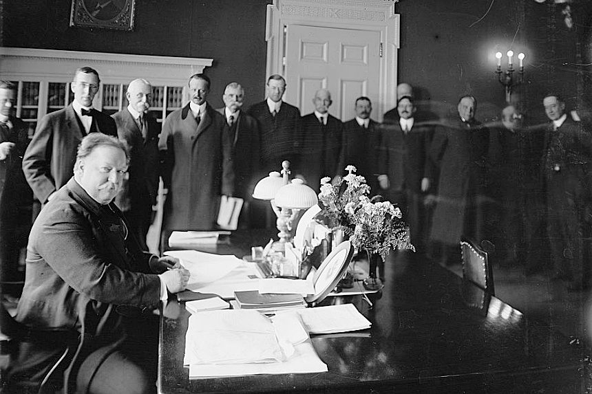 President Taft and his cabinet in the Oval Office