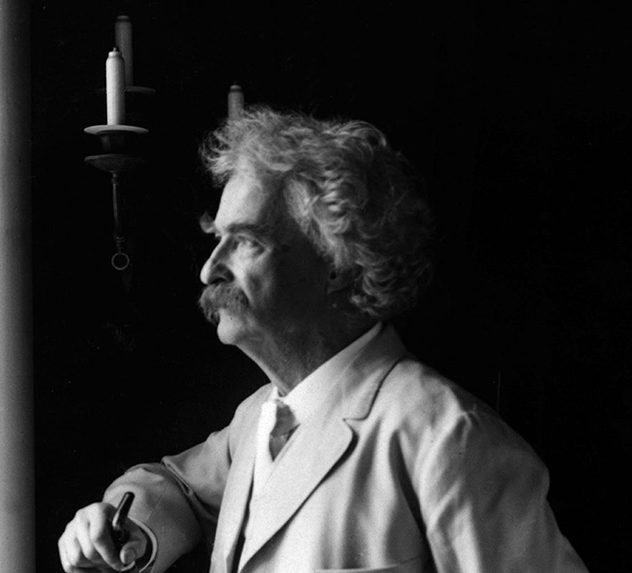 Photo portrait of Mark Twain