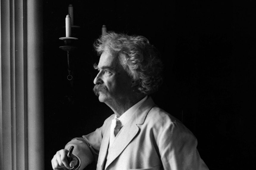 Photo portrait of Mark Twain