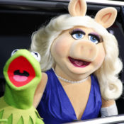 Kermit and Miss Piggy during a movie premiere
