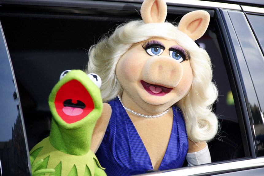 Kermit and Miss Piggy during a movie premiere