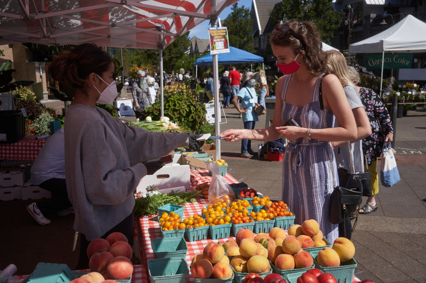 People shopping fruit at a farmer's market