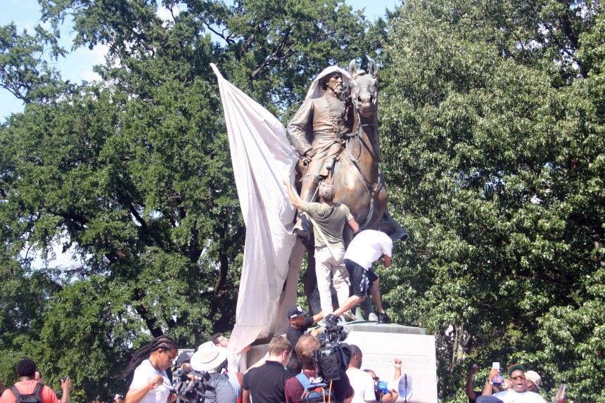Protesters try to cover up a statue of Nathan Bedford Forrest in Memphis, TN (Shutterstock)