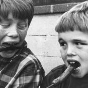 Child actors Ron Howard and Clint Howard eating hot dogs.