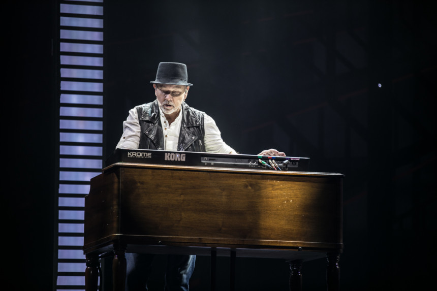 Neal Doughty on stage playing for REO Speedwagon