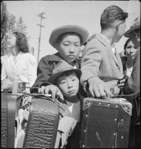 Photo of evacuees of Japanese descent in 1942