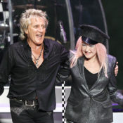 Rod Stewart and Cyndi Lauper perform in 2017