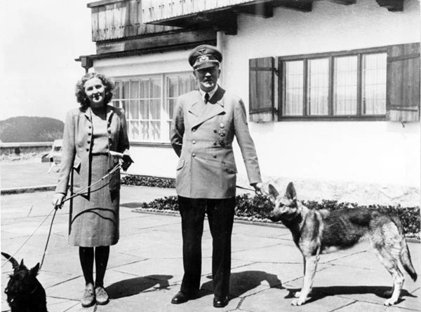 Adolf Hitler and Eva Braun with their dogs. (Image courtesy Wikimedia Commons)