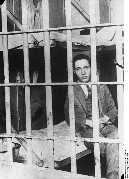 Nathan Leopold in Sing-Sing prison after he and Richard Loeb were convicted of murdering Robert Frank. Source: German Federal Archives, Bundesarchiv, Bild 102-10970 / CC-BY-SA 