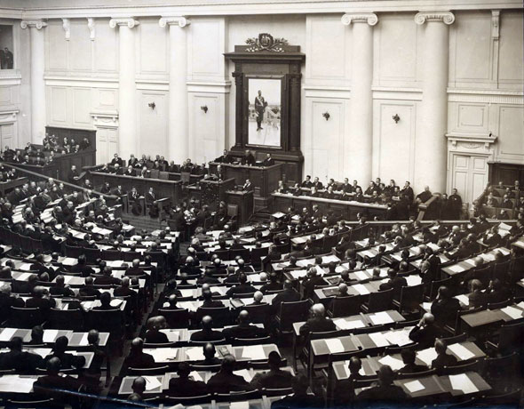 Historic meeting of the 4th State Duma, December 5, 1912. Chairman of the Council of Ministers V.N. Kokovtsov reads the declaration of the government. (Bundesarchiv, Bild 183-H28740)