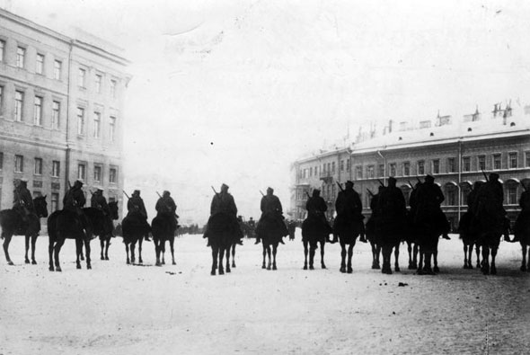 Troops surround the czar's Winter Palace during the 1905 protests. (Bundesarchiv, Bild 183-S01260/CC-BY-SA)