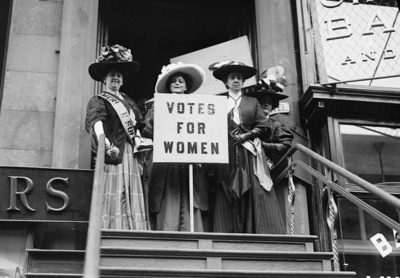 Trixie Friganza between other suffragettes on top of steps, New York (Image courtesy of The Library of Congress)
