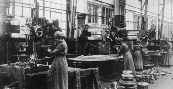 Women working in a plant in World War I