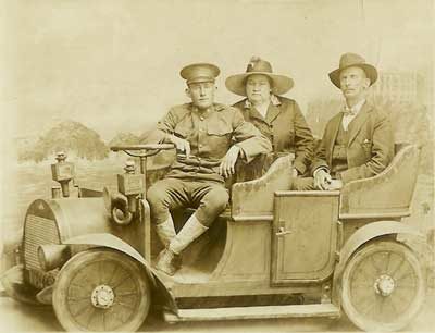 Les poses with his parents in an old car