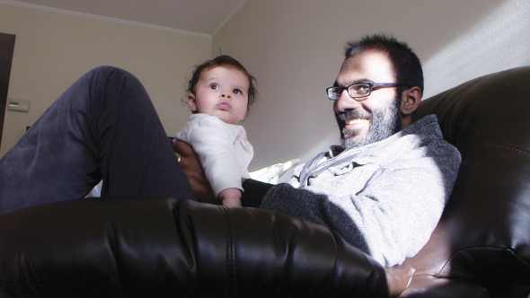 Paul Kalanithi holding his newborn daughter, Cady.