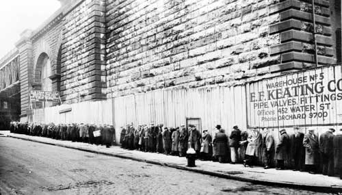 People line up for food in New York City, 1930s