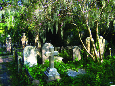 photo_charleston_cemetary One of the many haunted locales found in Charleston, North Carolina