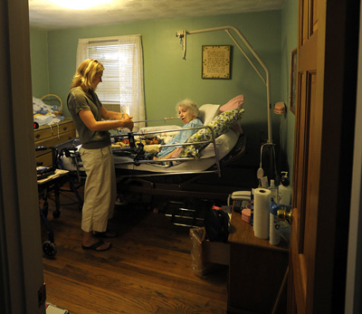 photo_heather_jack_giving Heather Jack brought dinner to neighbor Alice Cook.<br />Photo by Art Illman.