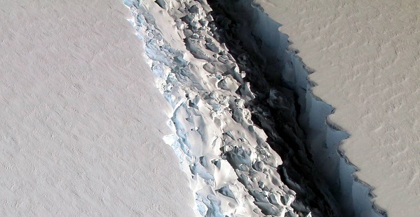 The rift in the Larsen C ice shelf in 2016 (NASA)